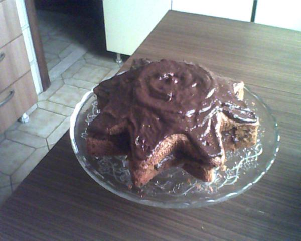 torta di compleanno farcita con la mousse di cioccolato